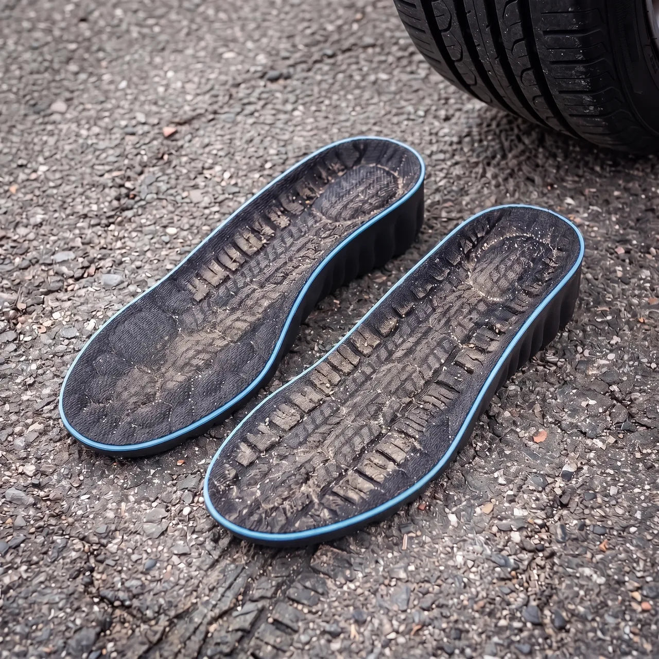 Soletta ExtraCM Soft Pro intatta dopo il test di schiacciamento con lo pneumatico di un'auto sull'asfalto